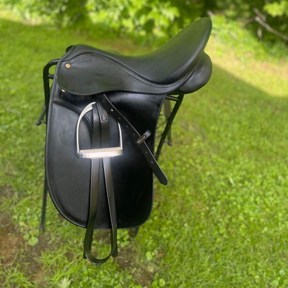 Wintec dressage saddle - Picture 2 of 5